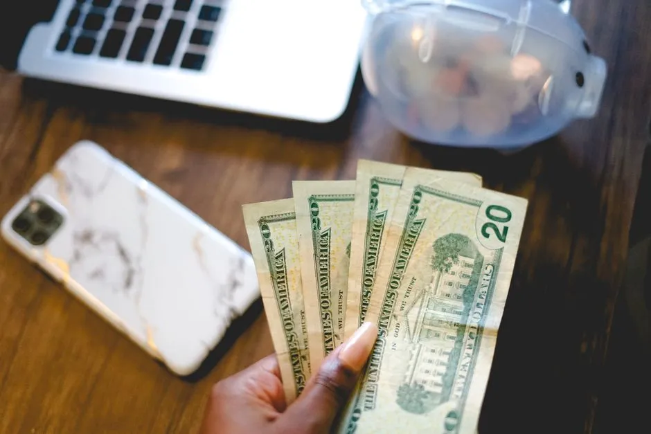Cash and a piggy bank representing grocery cashback savings